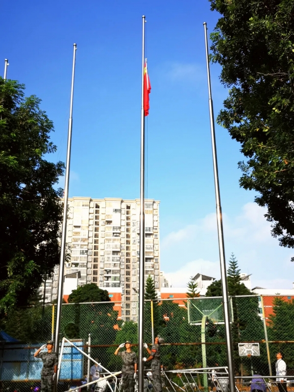 海南工商职业学院校门图片